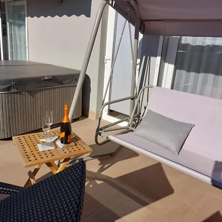 App Lux F Apartman *