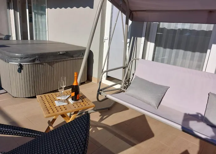 App Lux F Апартаменти *